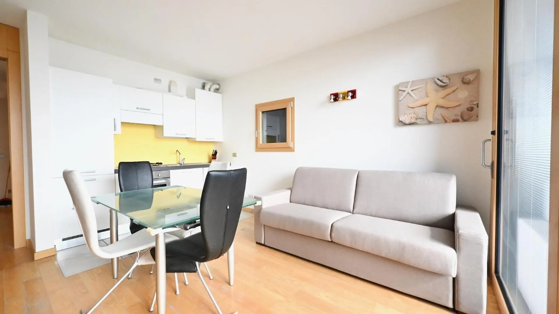 Frontemar Apartment Lido di Jesolo 0*,  Włochy